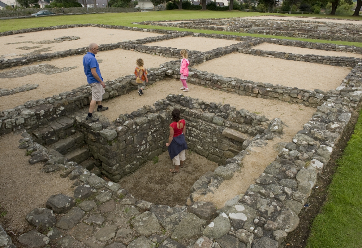 Caer Segontium Fort - Hawlfraint Ein Treftadaeth / Copyright Our Heritage