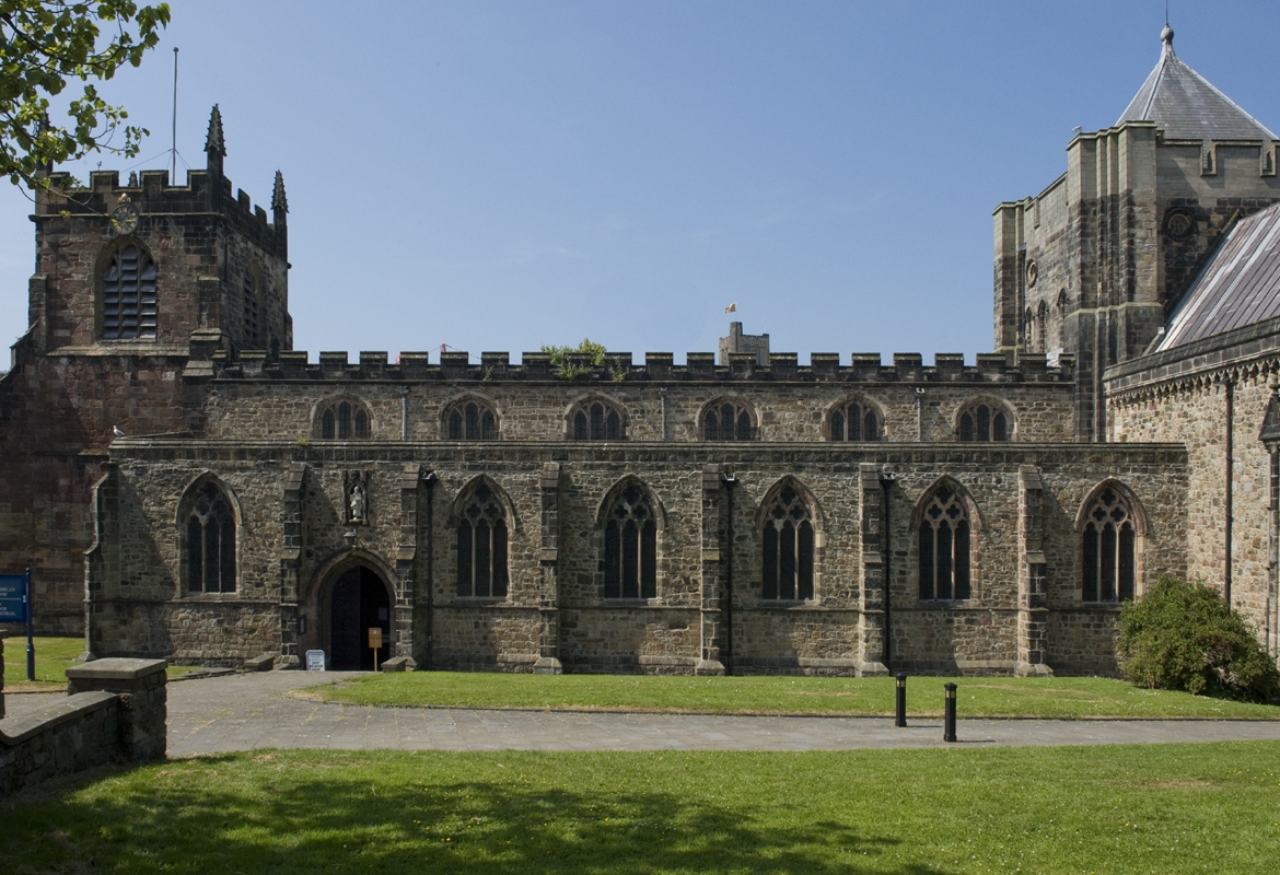 Eglwys Gadeiriol St Deiniol's Cathedral - Hawlfraint Ein Treftadaeth / Copyright Our Heritage