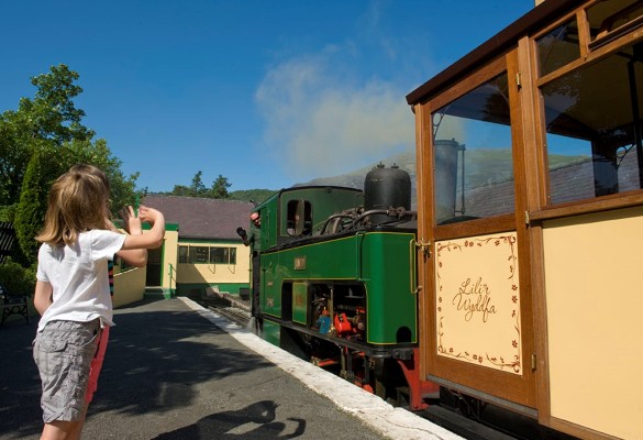 Rheilffordd yr Wyddfa / Snowdon Mountain Railway - Hawlfraint Ein Treftadaeth / Copyright Our Heritage