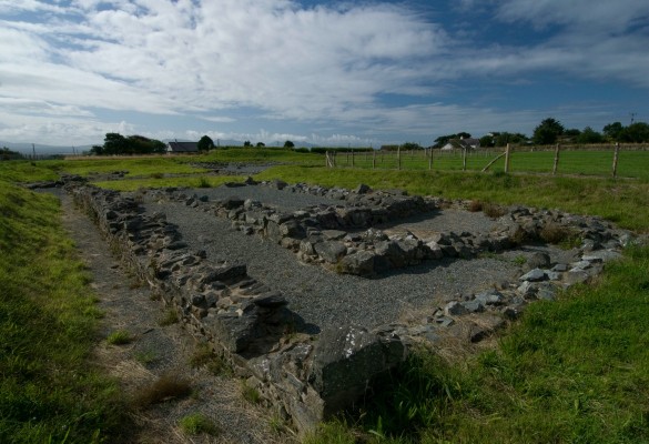 Llys Rhosyr - Hawlfraint / Copyright Sarah McCarthy 