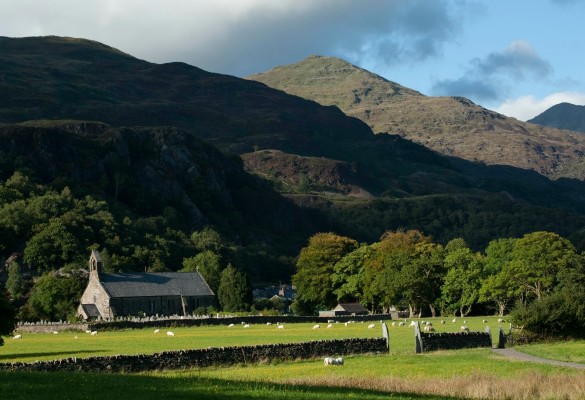 Eglwys y Santes Fair Beddgelert / St Mary's Beddlegert - Hawlfraint / Copyright Sarah McCarthy 