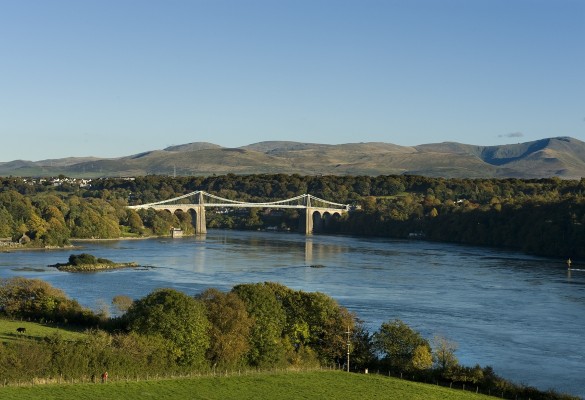 Pont y Borth / Menai Bridge - Hawlfraint Ein Treftadaeth / Copyright Our Heritage