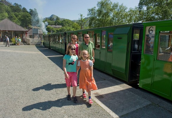 Rheilffordd Llyn Padarn Railway - Hawlfraint Ein Treftadaeth / Copyright Our Heritage