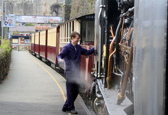 Rheilffordd Eryri /Welsh Highland Railway - Hawlfraint / Copyright Geraint Thomas Panorama - Adran Twristiaeth Cyngor Gwynedd Council Tourism Department