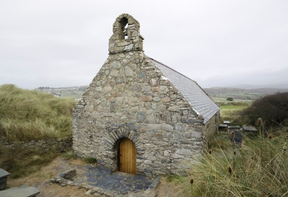 Eglwys St Tanwg Church Hawlfraint y Goron: CBHC / Crown Copyright: RCAHMW