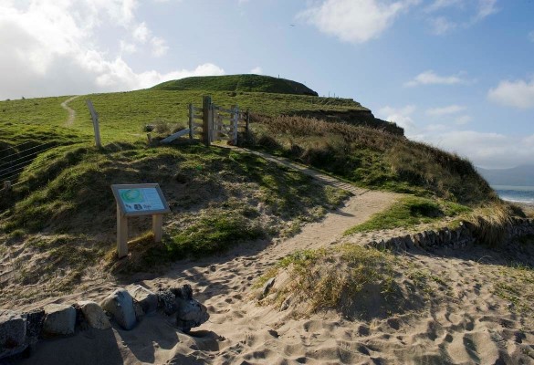 Dinas Dinlle - Hawlfraint Ein Treftadaeth / Copyright Our Heritage