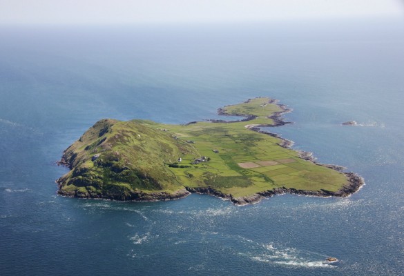 Ynys Enlli / Bardsey Island - Hawlfraint y Goron: CBHC / © Crown Copyright: RCAHMW