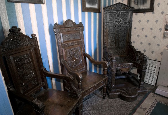 Y Gadair Ddu / The Black Chair - Hawlfraint Ein Treftadaeth / Copyright Our Heritage